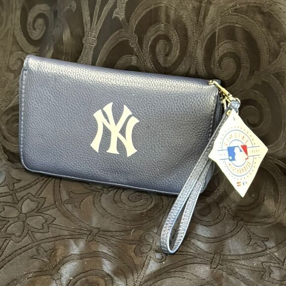 NY YANKEES  MLB  Blue Wristlet - Picture 1 of 6